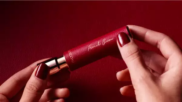 デートのためのリップスティック。ランコム初のレザーパッケージで登場
