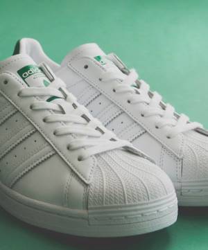 アーバンリサーチの別注スニーカーはSUPERSTARのディテールにSTANSMITHのカラーリングの「名作×名作」モデル