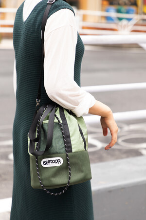 OUTDOOR PRODUCTSのROSE BUD別注バッグはショルダー＆トートとして2通りの使い方が楽しめる巾着タイプ