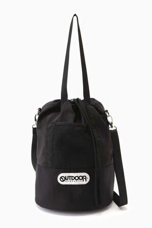 OUTDOOR PRODUCTSのROSE BUD別注バッグはショルダー＆トートとして2通りの使い方が楽しめる巾着タイプ