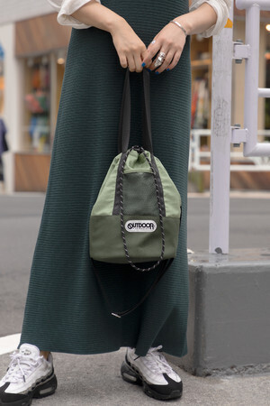 OUTDOOR PRODUCTSのROSE BUD別注バッグはショルダー＆トートとして2通りの使い方が楽しめる巾着タイプ