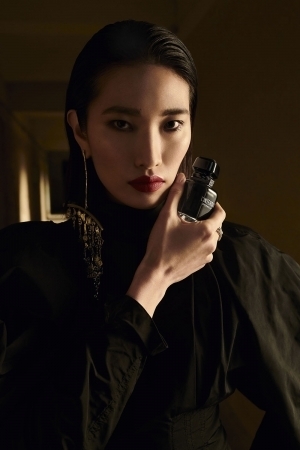 スリルを纏う禁断の香り。ジバンシイより「ランテルディ オーデパルファム インテンス」が9月4日より新発売