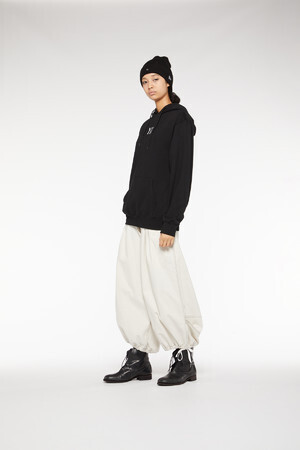 「Y's × New Era」ブラックとホワイトのシンプルなカラーリングで統一された2020秋冬コレクション