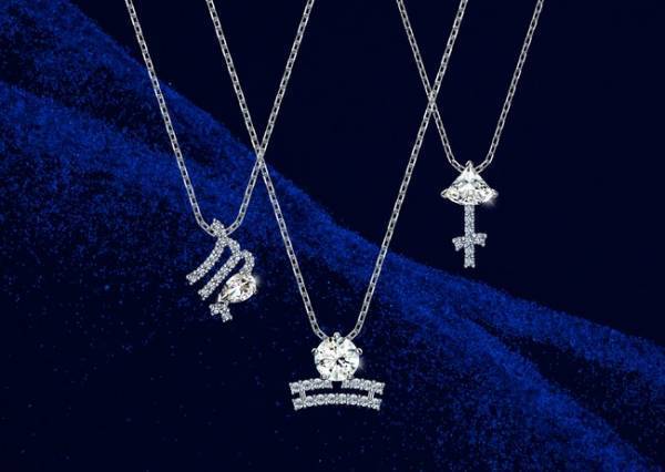星の輝きを胸元に。ギフトにも最適な、スワロフスキーの新作星座モチーフペンダント