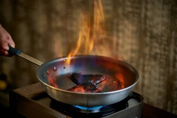 ザ ストリングス 表参道が「眠れる森の美女」の世界観を楽しむスイーツビュッフェを開催