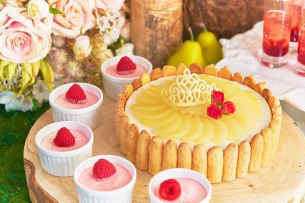 ザ ストリングス 表参道が「眠れる森の美女」の世界観を楽しむスイーツビュッフェを開催