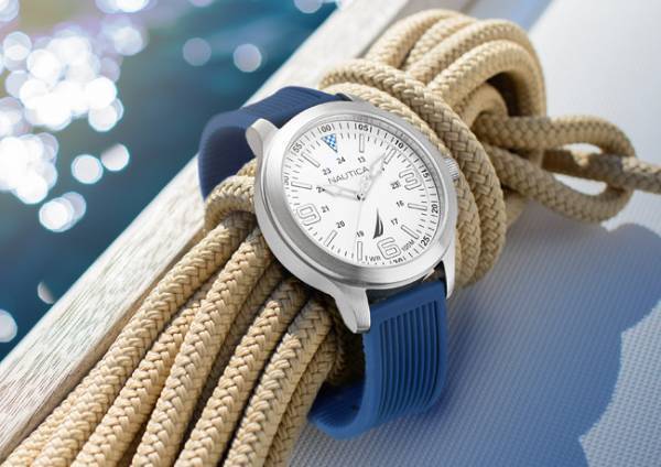 マリンスタイルなノーティカウォッチに新シリーズが登場。アイデンティティのシリコンベルトを装備