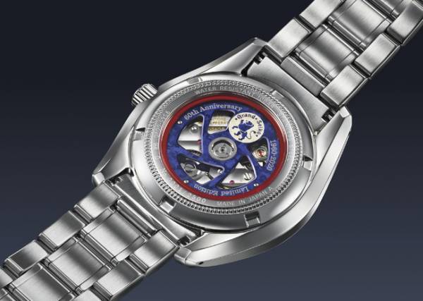 ブルーダイヤルと裏ぶたの色鮮やかな回転錘。グランドセイコー誕生60 周年を記念する限定モデルを発売