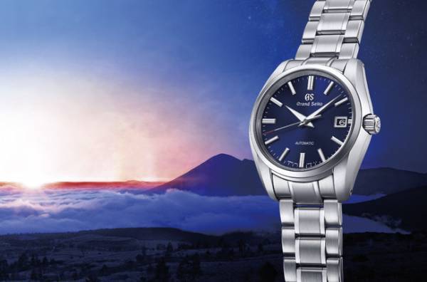 ブルーダイヤルと裏ぶたの色鮮やかな回転錘。グランドセイコー誕生60 周年を記念する限定モデルを発売