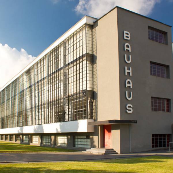 ドイツの腕時計ブランド「ドゥッファ」からバウハウスモチーフのクロノグラフがネイビーカラーで登場