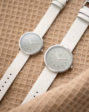 Maven Watchesから「HIROB」とコラボしたシンプルな色使いの限定モデルが登場