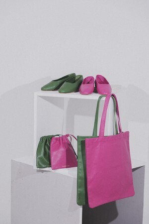 WANDERRUNGの新色のフラットシューズや別注のトートバッグがリリース