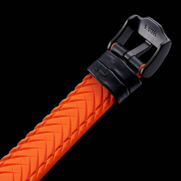 フル充電で4ヶ月駆動。エンジェルクローバーから遊びゴコロあるブラックスタイルの2モデル同時発売