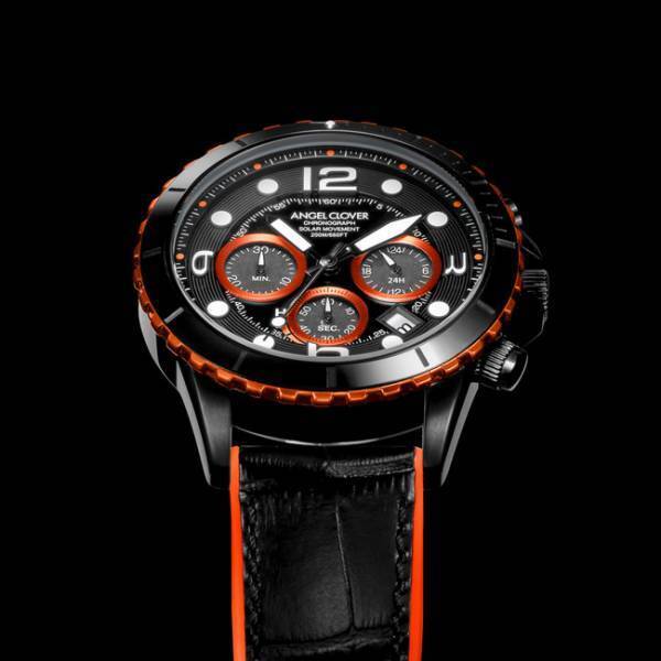 フル充電で4ヶ月駆動。エンジェルクローバーから遊びゴコロあるブラックスタイルの2モデル同時発売