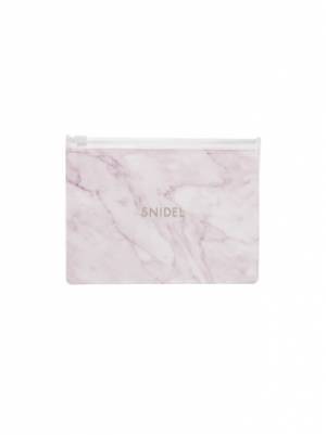 大き目のサイズ×生地の斜めのラインが小顔効果抜群! スナイデルから秋服に合うマスクが登場