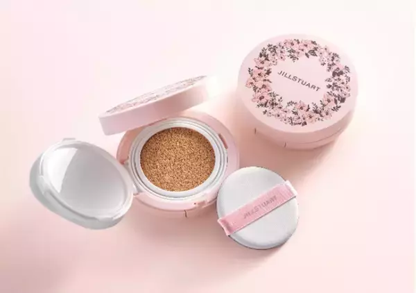 ジルスチュアート ビューティから透けるようなツヤ肌が18時間続く新クッションファンデーション登場