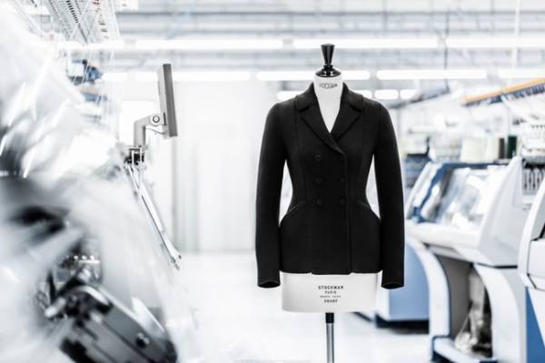 ディオールの「バー」ジャケット最新作がニットバージョンで登場! モードと世代を超えるマストハブアイテム