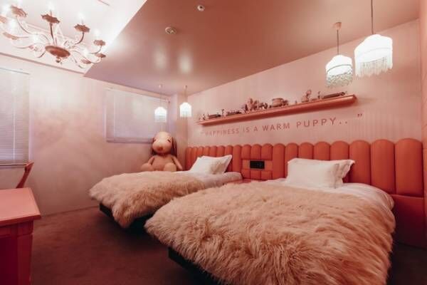 PEANUTS HOTELにあるピンクの巨大スヌーピーをモチーフにしたぬいぐるみが2種類のサイズで登場