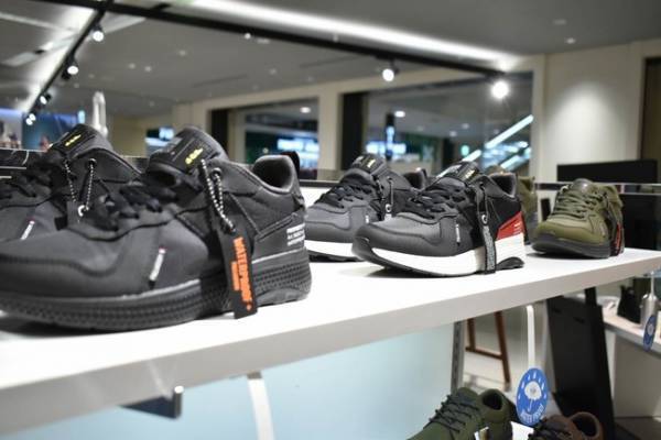 ヒュンメルの秋の新作も! 新宿タカシマヤにスニーカーセレクトS-Rushのポップアップストアがオープン