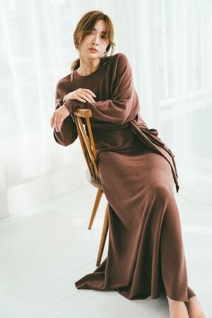 おうち時間やちょっとしたお出かけをおしゃれに彩る。紗栄子が魅せるスナイデルのワンマイルドレス