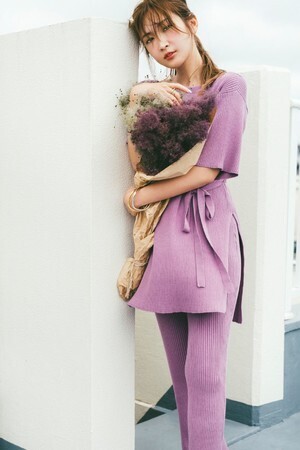 おうち時間やちょっとしたお出かけをおしゃれに彩る。紗栄子が魅せるスナイデルのワンマイルドレス