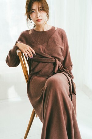 おうち時間やちょっとしたお出かけをおしゃれに彩る。紗栄子が魅せるスナイデルのワンマイルドレス