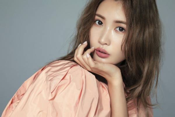 おうち時間やちょっとしたお出かけをおしゃれに彩る。紗栄子が魅せるスナイデルのワンマイルドレス