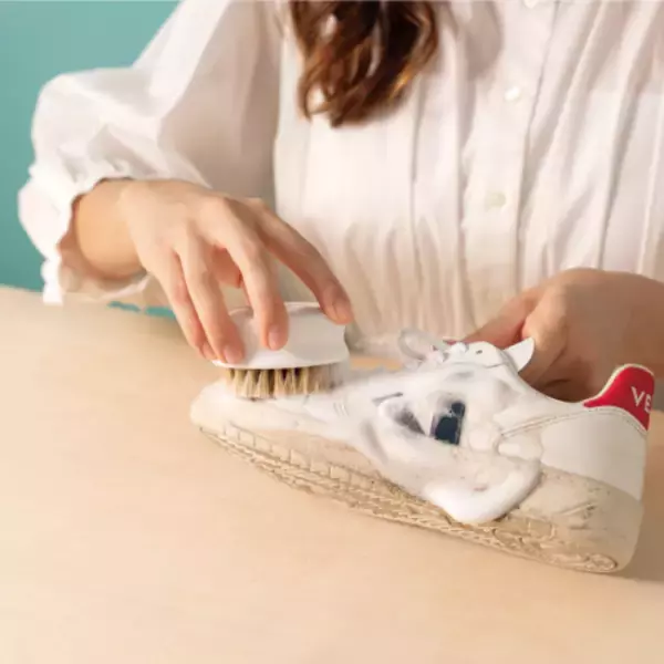 すすぎ不要の洗い流さないシューズシャンプー「ROSY LILY プレミアムシューズシャンプー」が伊勢丹新宿に登場