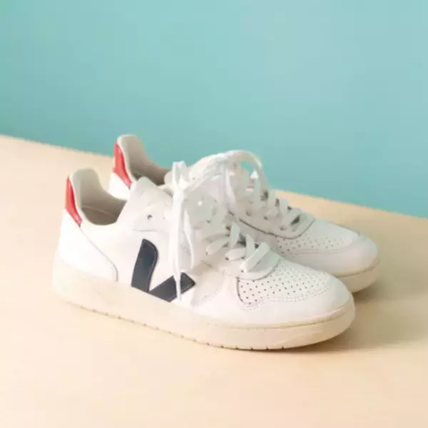 すすぎ不要の洗い流さないシューズシャンプー「ROSY LILY プレミアムシューズシャンプー」が伊勢丹新宿に登場