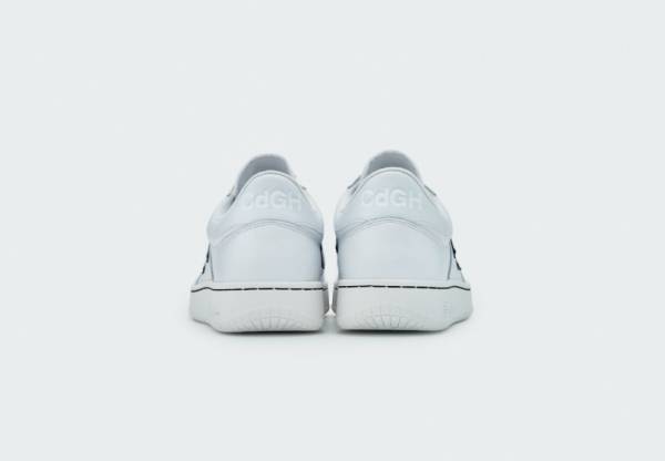 コム デ ギャルソン・オム×ニューバランス、オールレザーアッパーのシックなモノトーンスニーカー