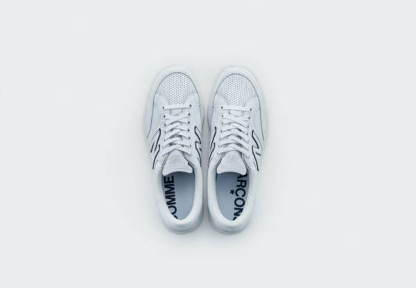 コム デ ギャルソン・オム×ニューバランス、オールレザーアッパーのシックなモノトーンスニーカー