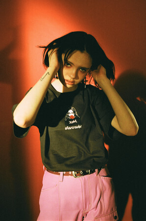 X-girlがパンクロックバンドStarcrawlerとコラボ! アイコンの羊キャラクターをプリントしたトートバッグなどを展開