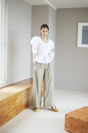 女優・新木優子を起用! クラシカルでフェミニンなスナイデルの秋コレクション