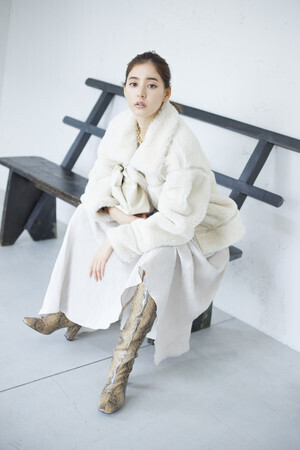 女優・新木優子を起用! クラシカルでフェミニンなスナイデルの秋コレクション