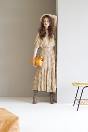 女優・新木優子を起用! クラシカルでフェミニンなスナイデルの秋コレクション