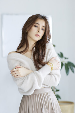 女優・新木優子を起用! クラシカルでフェミニンなスナイデルの秋コレクション