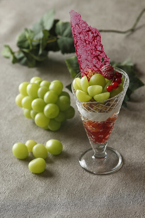 シャインマスカットに巨峰とシャンパンのジュレ。贅沢な大人のパフェ、雅叙園の「シャインマスカットパフェ」