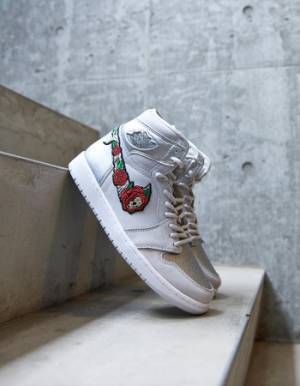 スカルローズスウォッシュの存在感。リメイクブランド スティルアライブからAJ1 OGのリメイクスニーカーが発売