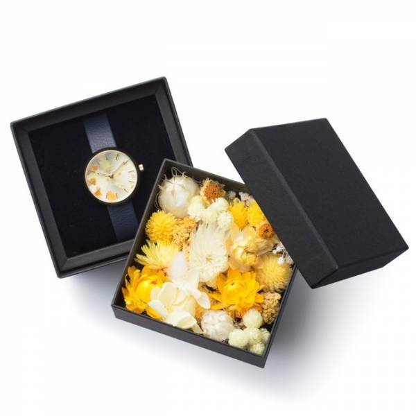 フラワーアーティスト前田有紀の「gui flower design」とコラボした、プリザーブドフラワーを散りばめた腕時計