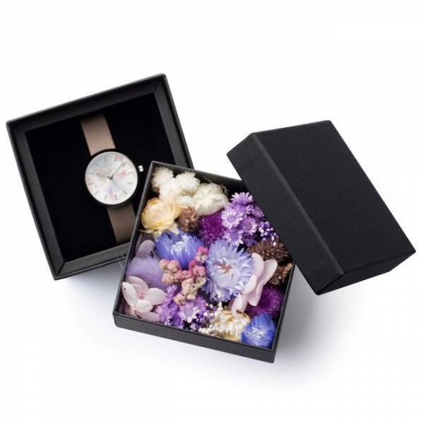フラワーアーティスト前田有紀の「gui flower design」とコラボした、プリザーブドフラワーを散りばめた腕時計