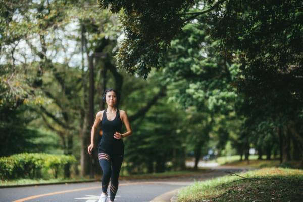 モデル・スポーツインストラクター岩崎志保の「Soundtrack Your Workout」で楽しむ、秋のモーニングルーティーン