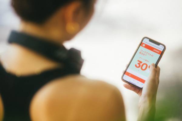 モデル・スポーツインストラクター岩崎志保の「Soundtrack Your Workout」で楽しむ、秋のモーニングルーティーン