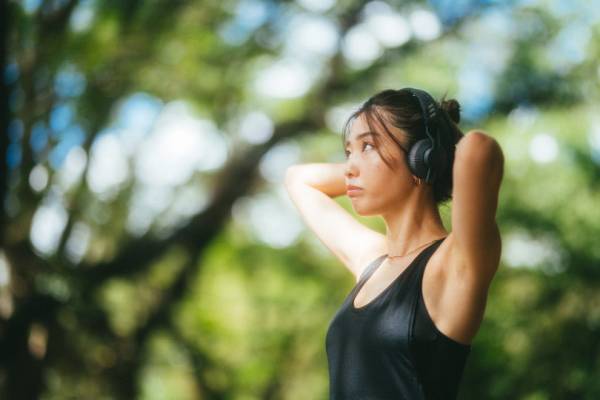 モデル・スポーツインストラクター岩崎志保の「Soundtrack Your Workout」で楽しむ、秋のモーニングルーティーン