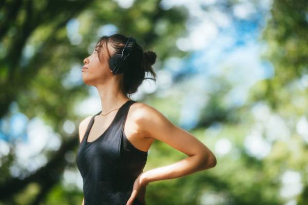 モデル・スポーツインストラクター岩崎志保の「Soundtrack Your Workout」で楽しむ、秋のモーニングルーティーン