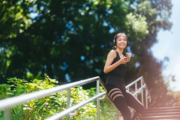 モデル・スポーツインストラクター岩崎志保の「Soundtrack Your Workout」で楽しむ、秋のモーニングルーティーン