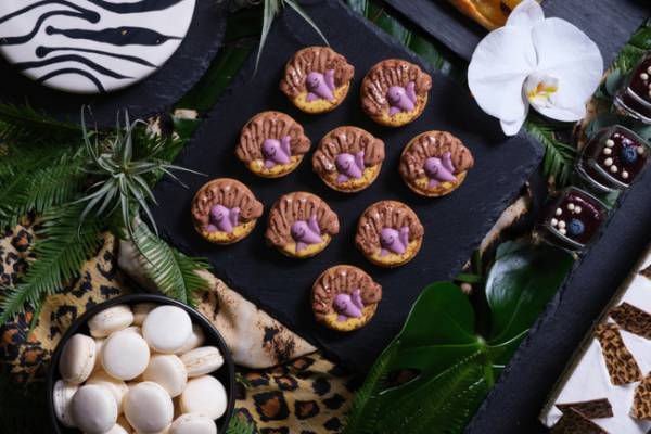 コンラッド大阪のオータムスイーツビュッフェは「サファリ×レオパード柄」でビュッフェテーブルを演出