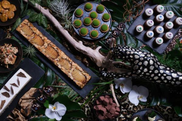 コンラッド大阪のオータムスイーツビュッフェは「サファリ×レオパード柄」でビュッフェテーブルを演出