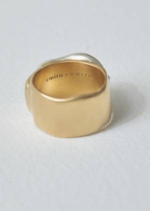 前田希美がディレクターを務める「エヌウィズ」とアクセサリーブランド「emiru」がコラボアクセサリーを発表