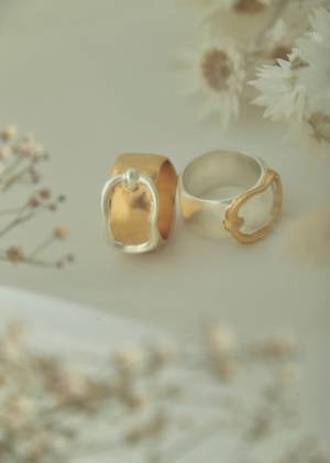 前田希美がディレクターを務める「エヌウィズ」とアクセサリーブランド「emiru」がコラボアクセサリーを発表