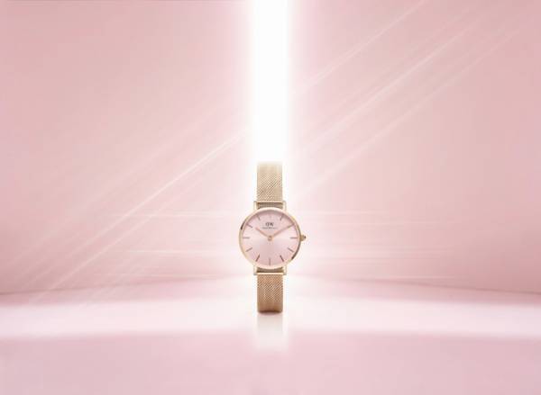 秋のコーディネートに一層の華やかさを添える。ダニエル ウェリントン初のライトピンクの文字盤モデルが登場